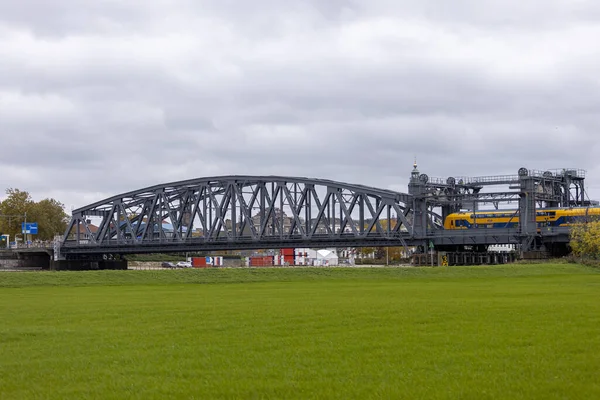 Τοπίο Χαλύβδινες Σιδηροδρομικές Γραμμές Γέφυρα Πάνω Από Τον Ποταμό Ijssel — Φωτογραφία Αρχείου