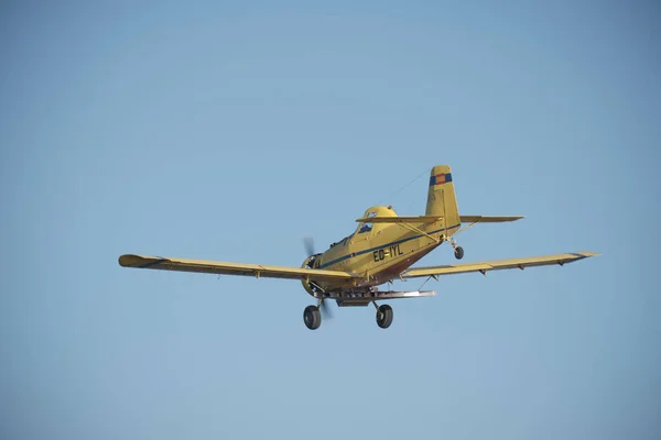 Een Vintage Éénmotorig Vliegtuig Met Een Propeller Die Een Helderblauwe — Stockfoto