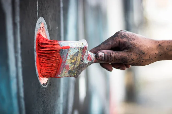 Primer Plano Mano Artista Graffiti Sucio Pintura Sosteniendo Pincel Pintando — Foto de Stock