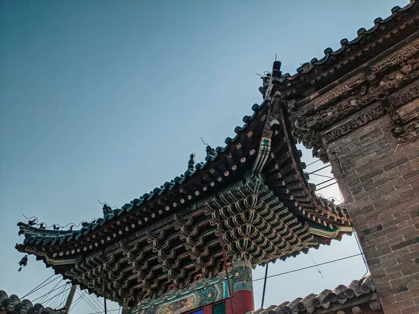 Çin Parlak Bir Gökyüzünün Altında Tarihi Bir Budist Tapınağının Alçak — Stok fotoğraf