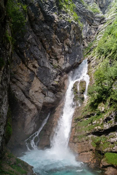 Disparo Vertical Una Hermosa Cascada Pequeña Parque Triglav Eslovenia Durante — Foto de Stock