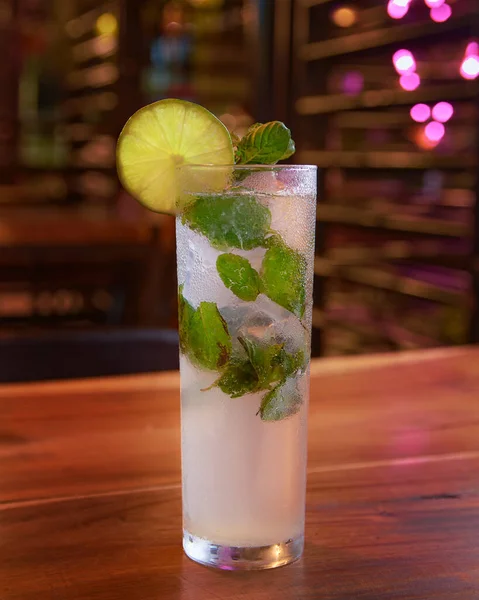 Ένα Επιλεκτικό Focus Shot Φρέσκο Mojito Cocktail Lime Και Μέντα — Φωτογραφία Αρχείου
