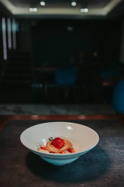 イチゴとおいしいパンケーキの垂直ショット — ストック写真