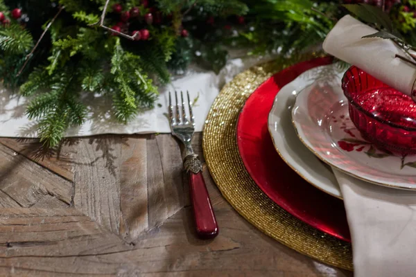 Tiro Ângulo Alto Jantar Natal Ajustado Acima Com Vidros Ornamentos — Fotografia de Stock