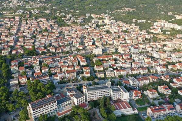 Uma Vista Drone Makarska Coberto Edifícios Árvores Sob Luz Sol — Fotografia de Stock