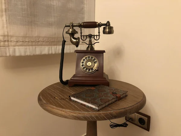 Teléfono Retro Vintage Una Pequeña Mesa Redonda Madera Con Cuaderno — Foto de Stock