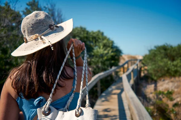 Plan Arrière Une Femelle Dans Chapeau Panama Posant Sur Pont — Photo