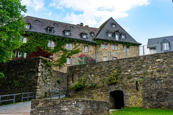 Vecchio Edificio Pietra Sotto Cielo Blu Nuvoloso Monschau Germania — Foto Stock