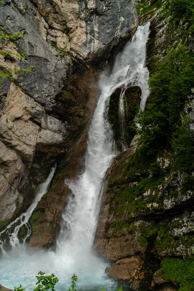 Disparo Vertical Una Hermosa Cascada Pequeña Parque Triglav Eslovenia Durante — Foto de Stock