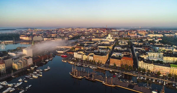 フィンランドのヘルシンフォースで霧に包まれた朝の夜明けにヘルシンキ北港と大聖堂の空中ドローン撮影 — ストック写真