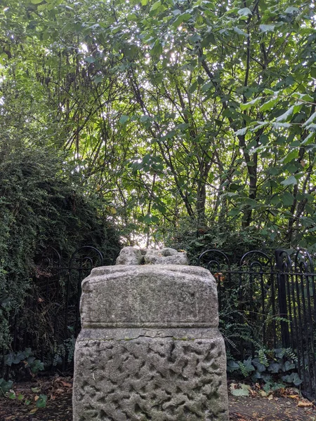 Plano Vertical Una Antigua Estatua Piedra Sobre Fondo Del Bosque — Foto de Stock