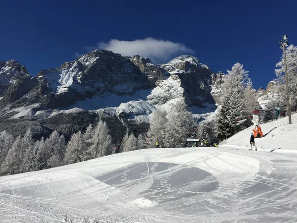 Een Prachtige Opname Van Een Bergresort Winter Met Skiërs Skiën — Stockfoto