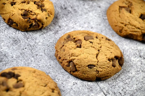 Närbild Nybakade Läckra Chocolate Chip Cookies Grå Yta — Stockfoto