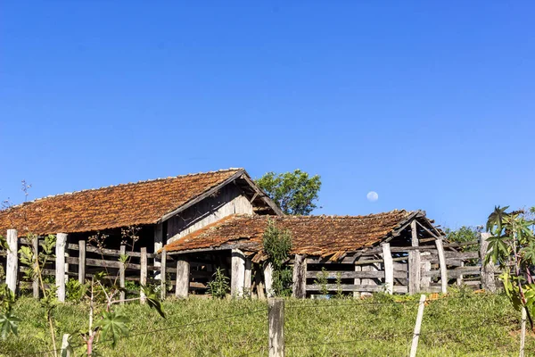 Una Hermosa Foto Viejo Establo Ganado Madera Abandonado Brasil —  Fotos de Stock