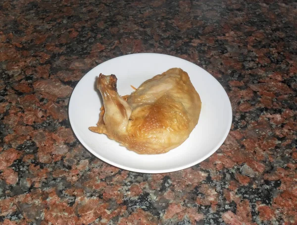 Plan Rapproché Grand Angle Une Cuisse Poulet Cuite Sur Une — Photo