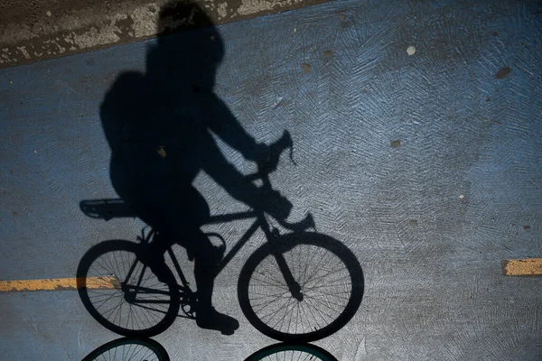 Uma Sombra Uma Pessoa Andando Bicicleta Uma Rua — Fotografia de Stock