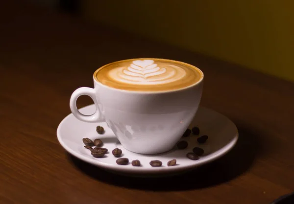 Tiro Close Uma Xícara Cappuccino Uma Mesa Madeira — Fotografia de Stock