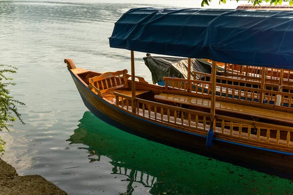 位于斯洛文尼亚布莱德湖畔的一艘漂亮木船的特写镜头 — 图库照片