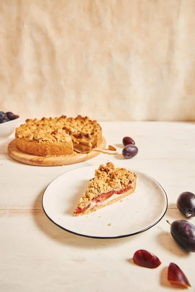 Una Toma Vertical Plato Con Una Rebanada Delicioso Pastel Ciruela — Foto de Stock