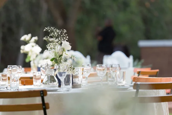 在户外举行婚宴用的桌子 有漂亮的器皿和中心饰物 — 图库照片
