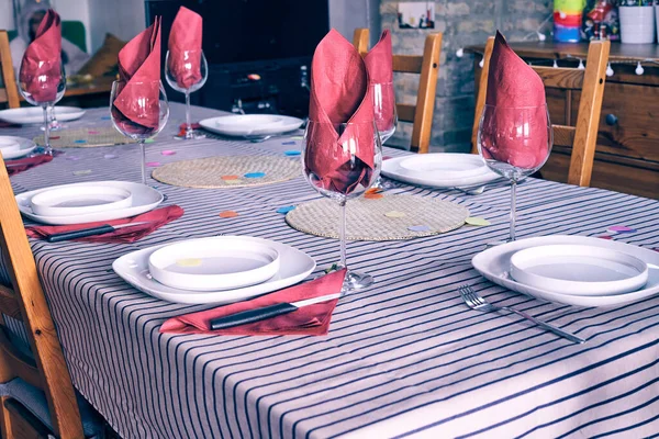 식탁에 접시와 자주색 냅킨을 파티를 준비하는 — 스톡 사진