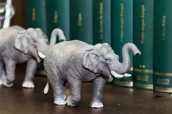 Close Figuras Elefante Contra Livros Verdes — Fotografia de Stock
