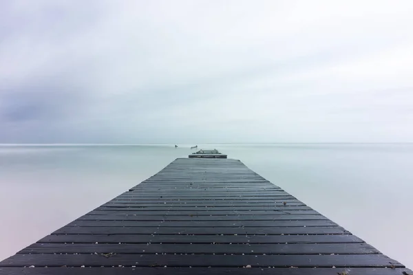 Bel Colpo Una Strada Nera Legno Costa Del Mare Sotto — Foto Stock