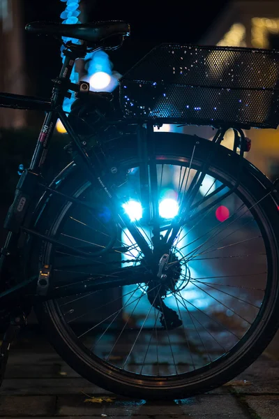 夜间在街上拍摄的自行车车轮的垂直特写 — 图库照片