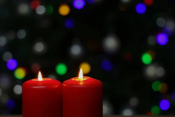 Foco Seletivo Queimar Velas Vermelhas Advento Frente Luzes Coloridas Bokeh — Fotografia de Stock