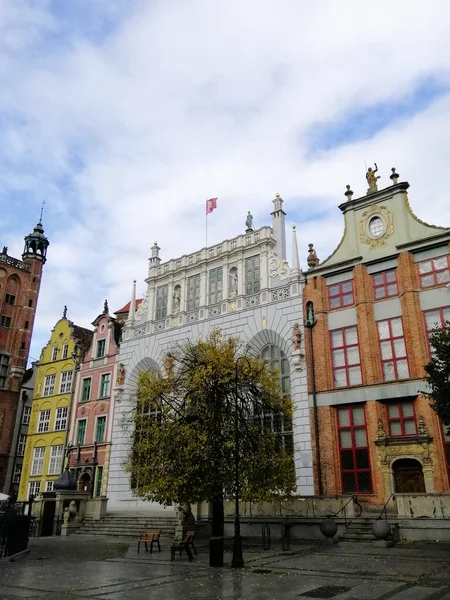 아름다운 구름으로 뒤덮인 폴란드의 그단스크에 전통적 역사적 건물들의 — 스톡 사진