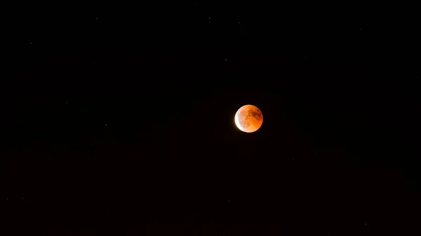 夜の暗い背景に赤い満月の半分 壁紙のために素晴らしい — ストック写真