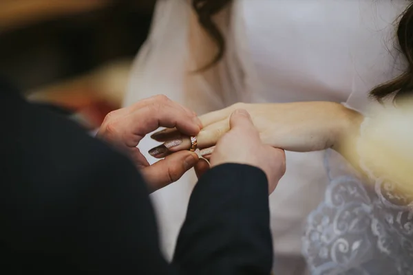 Een Close Van Bruidegom Die Trouwring Vinger Van Zijn Bruid — Stockfoto