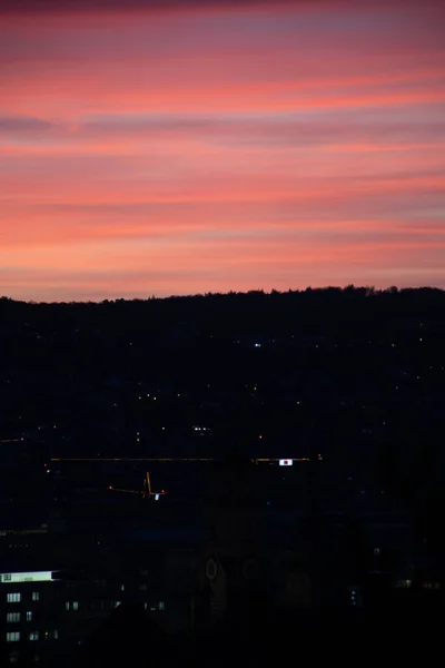 Een Prachtig Verticaal Shot Van Een Stad Bij Zonsondergang — Stockfoto