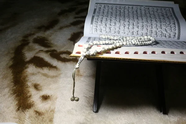 Livre Sacré Coran Avec Calligraphie Arabe Écrite Perles Prière Accent — Photo