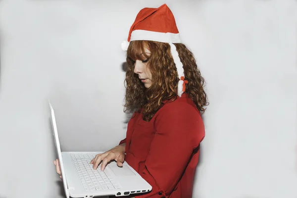 Una Joven Pelirroja Posando Sombrero Santa Claus Una Blusa Roja — Foto de Stock