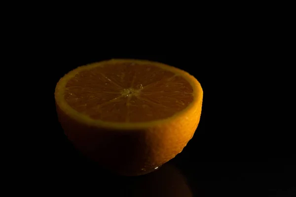 Ένα Κοντινό Πλάνο Ενός Κομμένου Υγρού Πορτοκαλιού Και Αντανάκλασή Του — Φωτογραφία Αρχείου