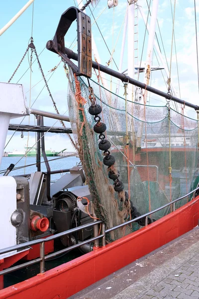 Ένα Κάθετο Πλάνο Ενός Σκάφους Που Πλέει Στα Νερά — Φωτογραφία Αρχείου