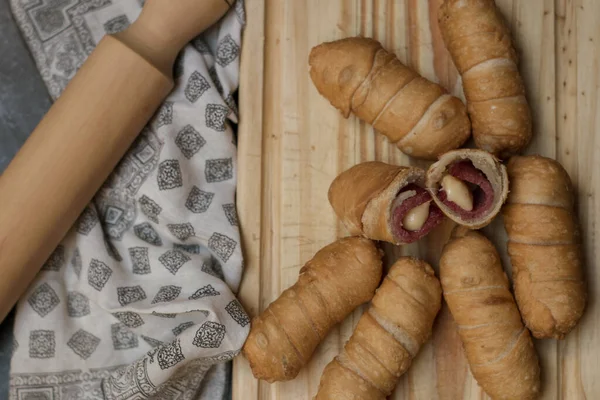 Egy Közelkép Croissant Sonkával Sajttal — Stock Fotó