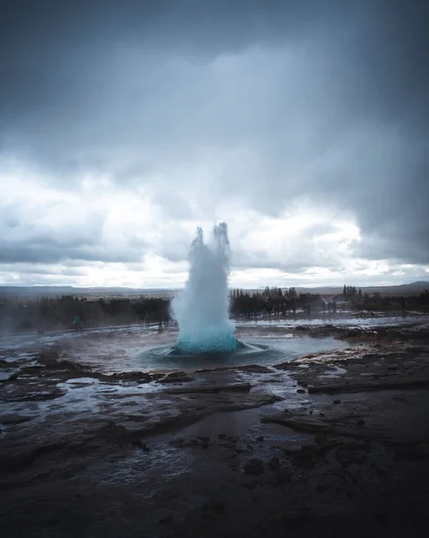 Vertikální Záběr Velkého Gejzíru Explodujícího Islandu — Stock fotografie