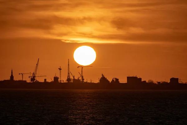 Dech Beroucí Západ Slunce Severním Pobřeží Emdenu Průmyslovou Siluetou Pozadí — Stock fotografie