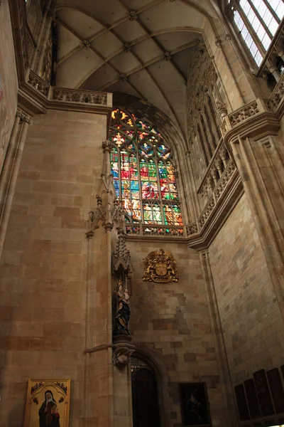 Çek Cumhuriyeti Ndeki Vitus Katedrali Nin Güzel Mimarisinin Düşük Açılı — Stok fotoğraf