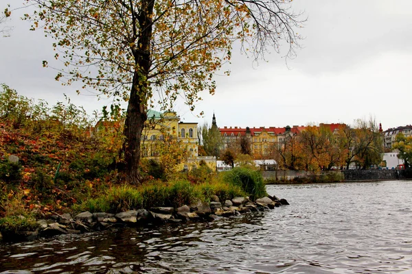 Agua Que Fluye Del Río Vlatava Contra Paisaje Ciudad Praga —  Fotos de Stock