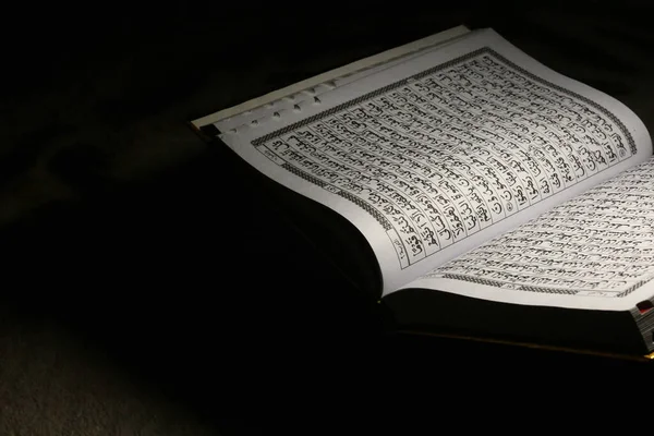 Ein Aufgeschlagenes Heiliges Buch Des Korans Isoliert Auf Dunklem Hintergrund — Stockfoto