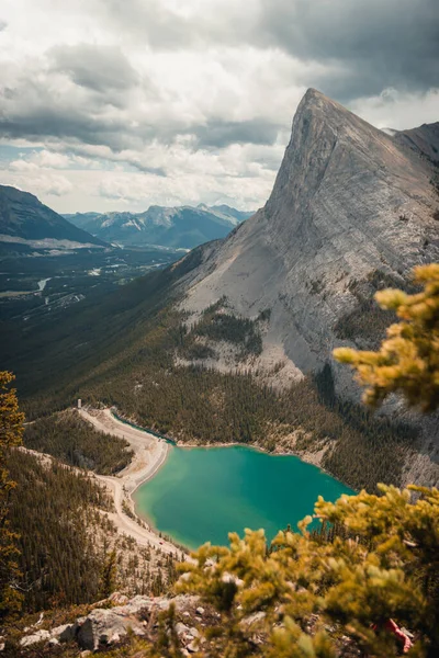 Vertical Shot Mesmerizing Mountain Scenery Bright Green Lake — Stock Photo, Image