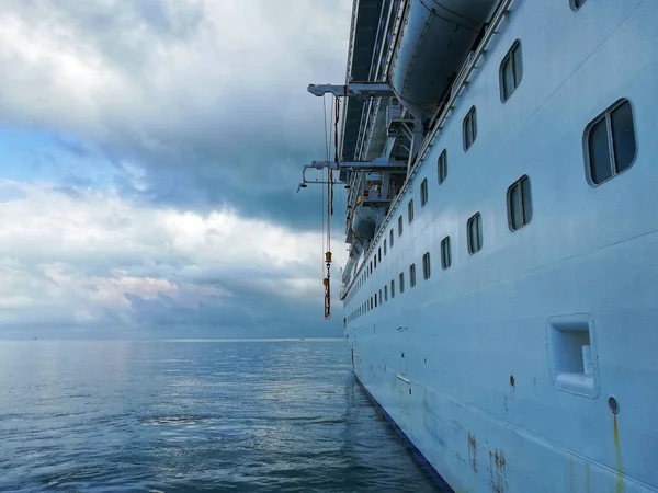 Een Dichtbij Shot Van Een Reusachtig Cruiseschip Drijvend Het Water — Stockfoto