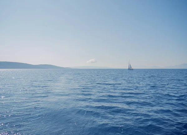 Een Zeilboot Rustig Water Onder Een Helderblauwe Hemel — Stockfoto