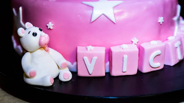 星付きピンクの誕生日ケーキのクローズアップとトレイ上の名前 — ストック写真