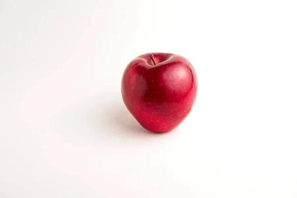 Ένα Κόκκινο Μήλο Απομονωμένο Στο Λευκό Φόντο — Φωτογραφία Αρχείου