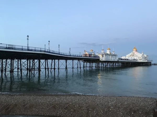 Der Eastbourne Pier Über Dem Meer Unter Blauem Himmel Abend — Stockfoto