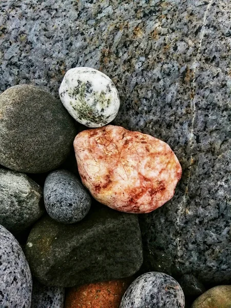 Primer Plano Vertical Montón Piedras Colores Una Playa Molen Noruega — Foto de Stock